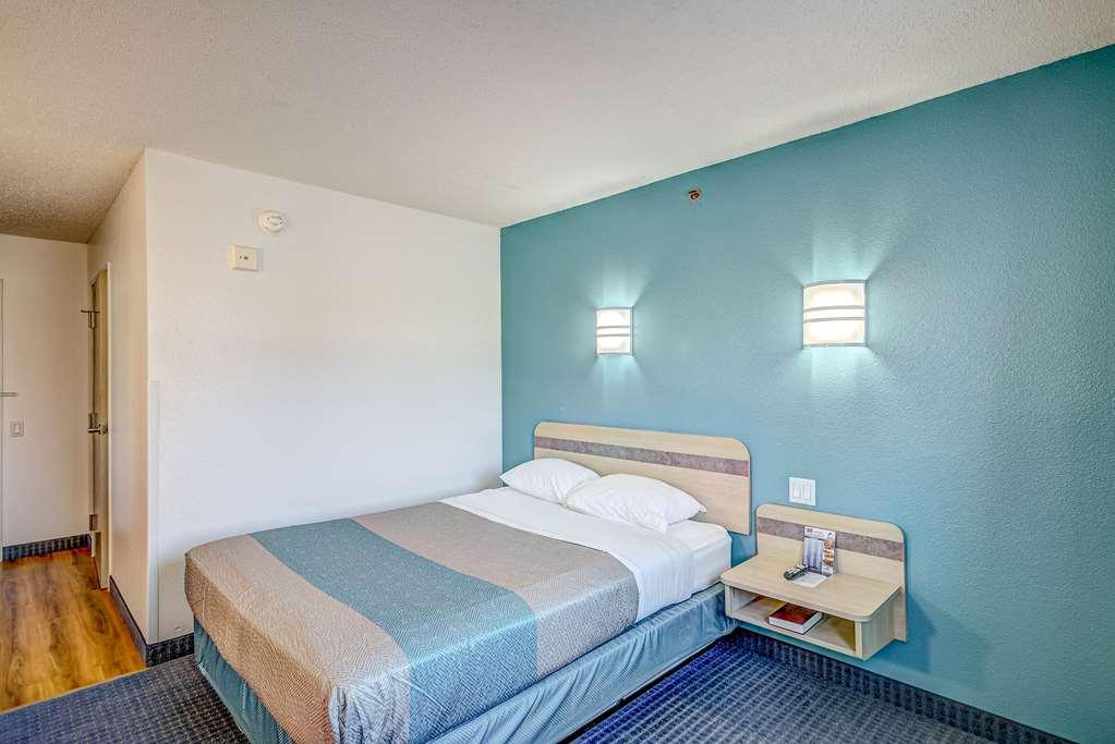 Econo Lodge Menomonie Room photo