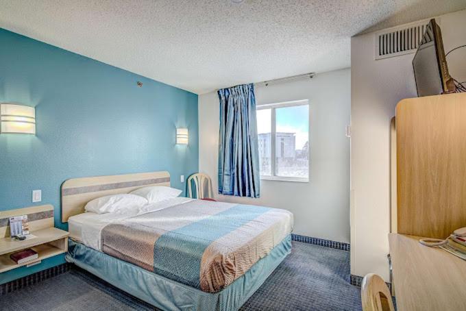 Econo Lodge Menomonie Exterior photo