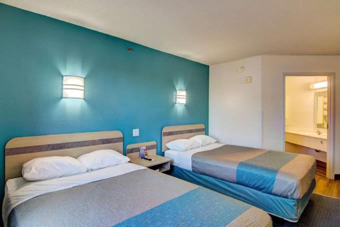 Econo Lodge Menomonie Exterior photo
