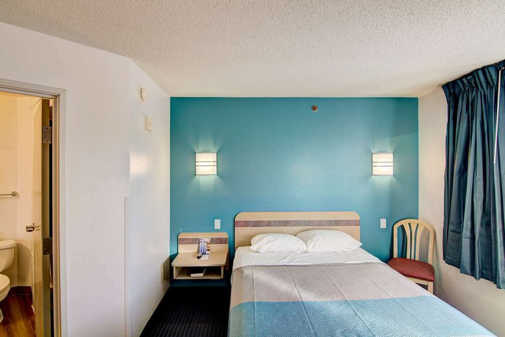 Econo Lodge Menomonie Room photo